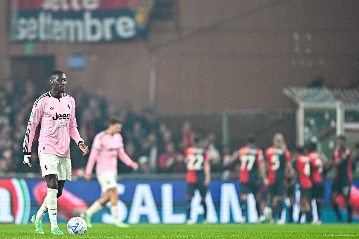 ITÁLIA - 28 DE OUTUBRO: Kolo Mwani da Juventus (à esquerda) reage frustrado após um gol de Kingsley Ehijibu do Gênova durante a partida da Série A entre Gênova CFC e Juventus FC no Stadio Luigi Ferraris em 28 de outubro de 2026 na Itália. (Foto de Simone Arveda/Getty Images)