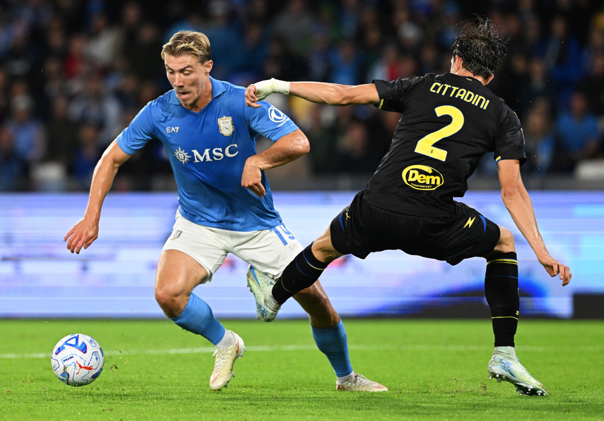 NÁPOLES, ITÁLIA - 10 DE OUTUBRO: Rasmus Hojlund do SSC Napoli é desafiado por Giorgio Cittadini do Frosinone Calcio durante a partida da Série A entre SSC Napoli e Frosinone Calcio no Stadio Diego Armando Maradona em 10 de outubro de 2026 em Nápoles. (Foto: Francesco Pecoraro/Getty Images)