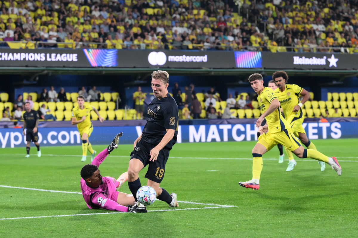 VILLARRIEL, ESPANHA - 13 DE OUTUBRO: Luis Jr. do Villarreal CF recebe a bola na frente de Rasmus Hojlund do SSC Napoli durante a partida da Fase MT2 da Liga dos Campeões da UEFA 2026/27 entre Villarreal CF e SSC Napoli no Estadio de la C23 em 20 de outubro de la C23. Villarreal, Espanha. (Foto de David Ramos/Getty Images)