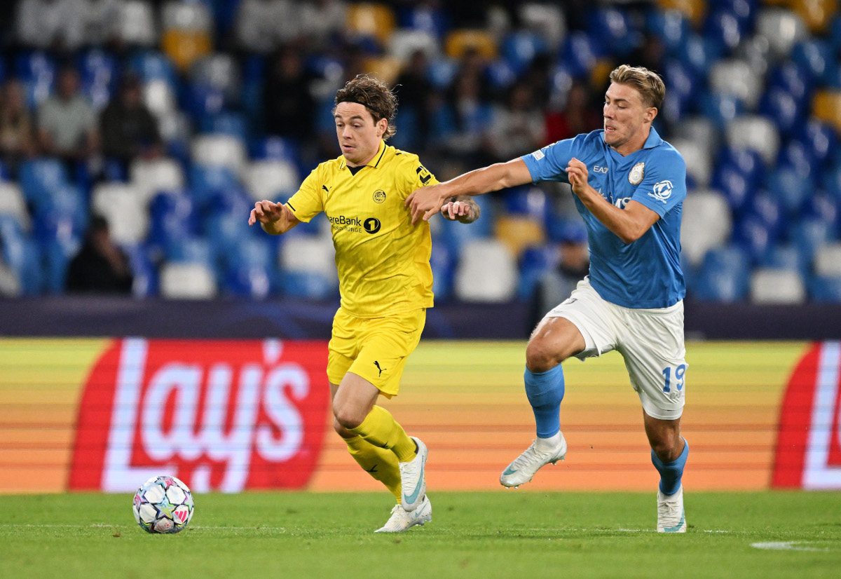 NÁPOLES, Itália - Patrick Berg, do FK Bodo/Klimt, conduz a bola sob pressão durante a partida MD3 da fase MD3 da UEFA Champions League 2026/27 entre SSC Napoli e FK Bodo/Glimt no Stadio Diego Armando Maradona em Nápoles, Itália, em 20 de outubro (foto por imagem)