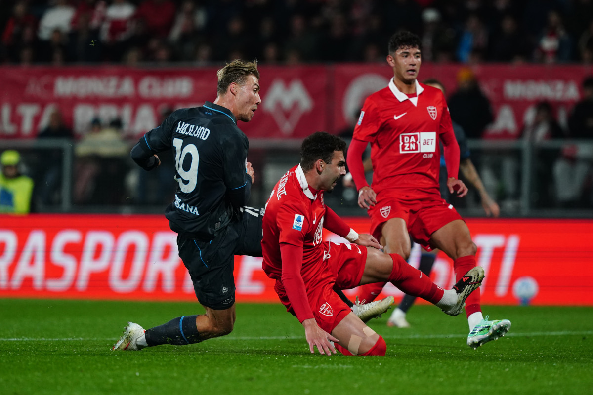 ITALY - OCTOBER 28: Rasmus Hojlund of SSC Napoli scores his first goal during the Serie A match between AC Monza and SSC Napoli at U-Power Stadium on October 28, 2026 in Monza, Italy. (Photo by Pier Marco Tacca/Getty Images)