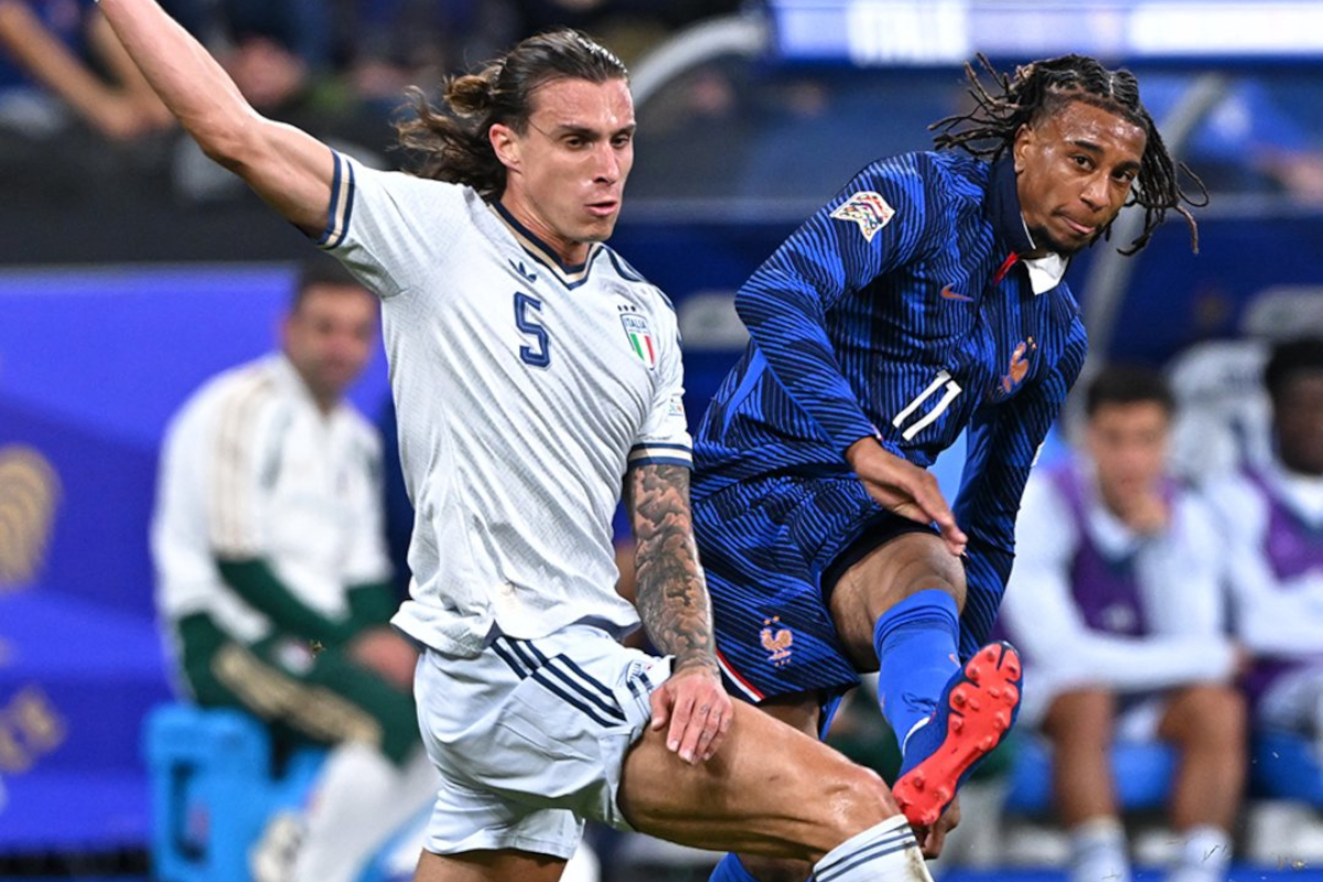 Riccardo Calafiori of Italy and Michael Olise of France battle for the ball in the Nations League (@equipedefrance)