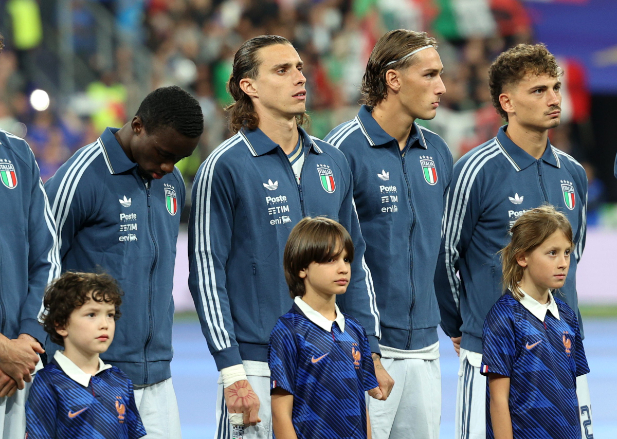 PARIS, FRANÇA - 02 DE OUTUBRO: Riccardo Calafiori, Pio Esposito e Sebastiano Esposito da Itália assistem à partida da fase de grupos entre França e Itália antes da partida da fase de grupos da Liga das Nações 2026/27 da UEFA entre França e Itália em 02 de outubro de 2026 em Paris. (Foto de Pauline Figutt/Getty Images)
