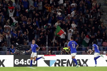 BOLONIA - 5 DE OCTUBRE: Riccardo Calafiori de Italia celebra marcar el segundo gol de su equipo durante el partido de fase de grupos de la Liga de Naciones de la UEFA 2026/27 entre Italia y Türkiye en el estadio Renato Dall'Ara el 5 de octubre de 2026 en Bolonia. (Foto de Marco Luzzani/Getty Images)