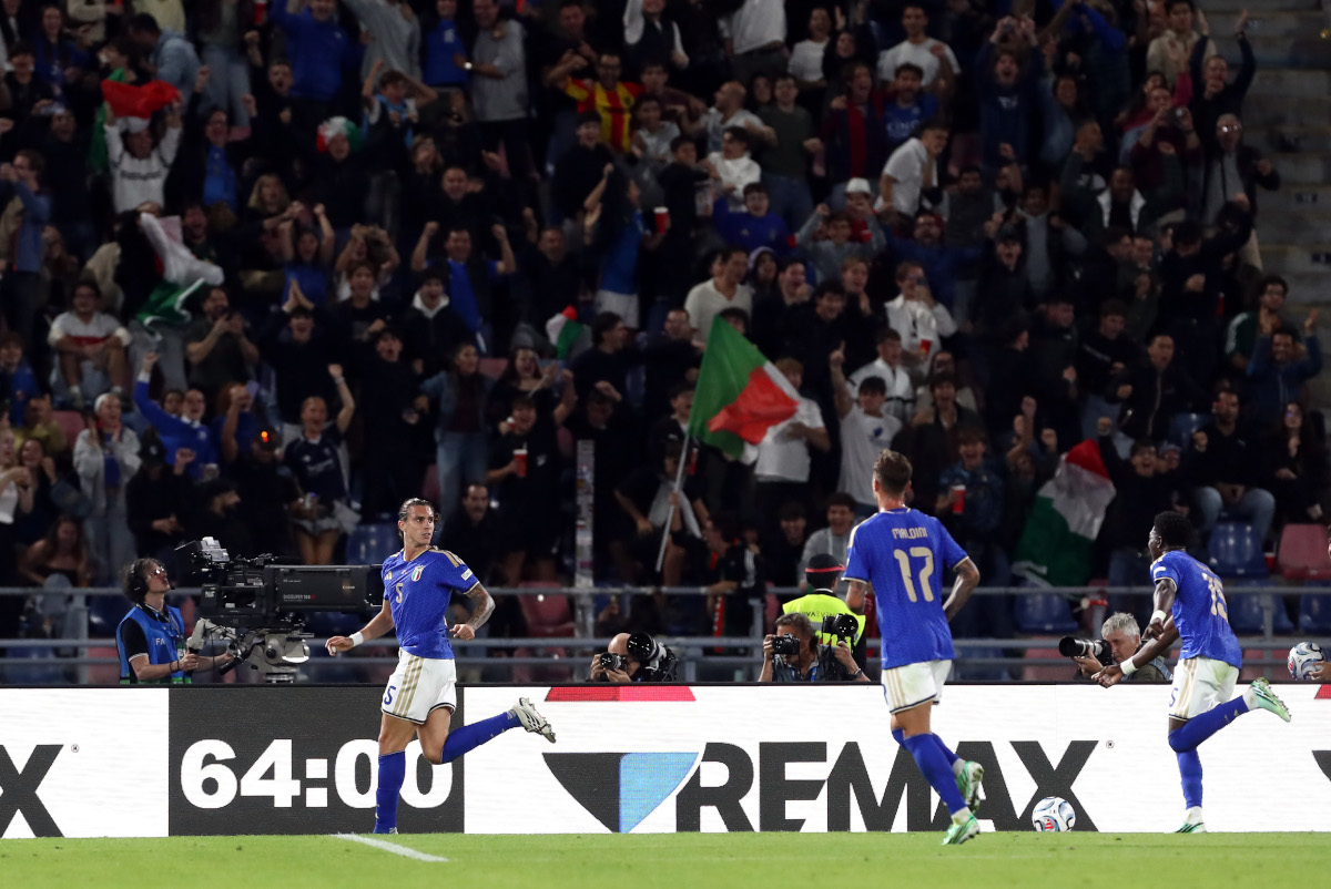 BOLONHA - 05 DE OUTUBRO: Riccardo Calafiori da Itália comemora o segundo gol de seu time durante a partida da fase de grupos da UEFA Nations League 2026/27 entre Itália e Türkiye no Estádio Renato Dall'Ara em 05 de outubro de 2026 em Bolonha. (Foto de Marco Luzzani/Getty Images)