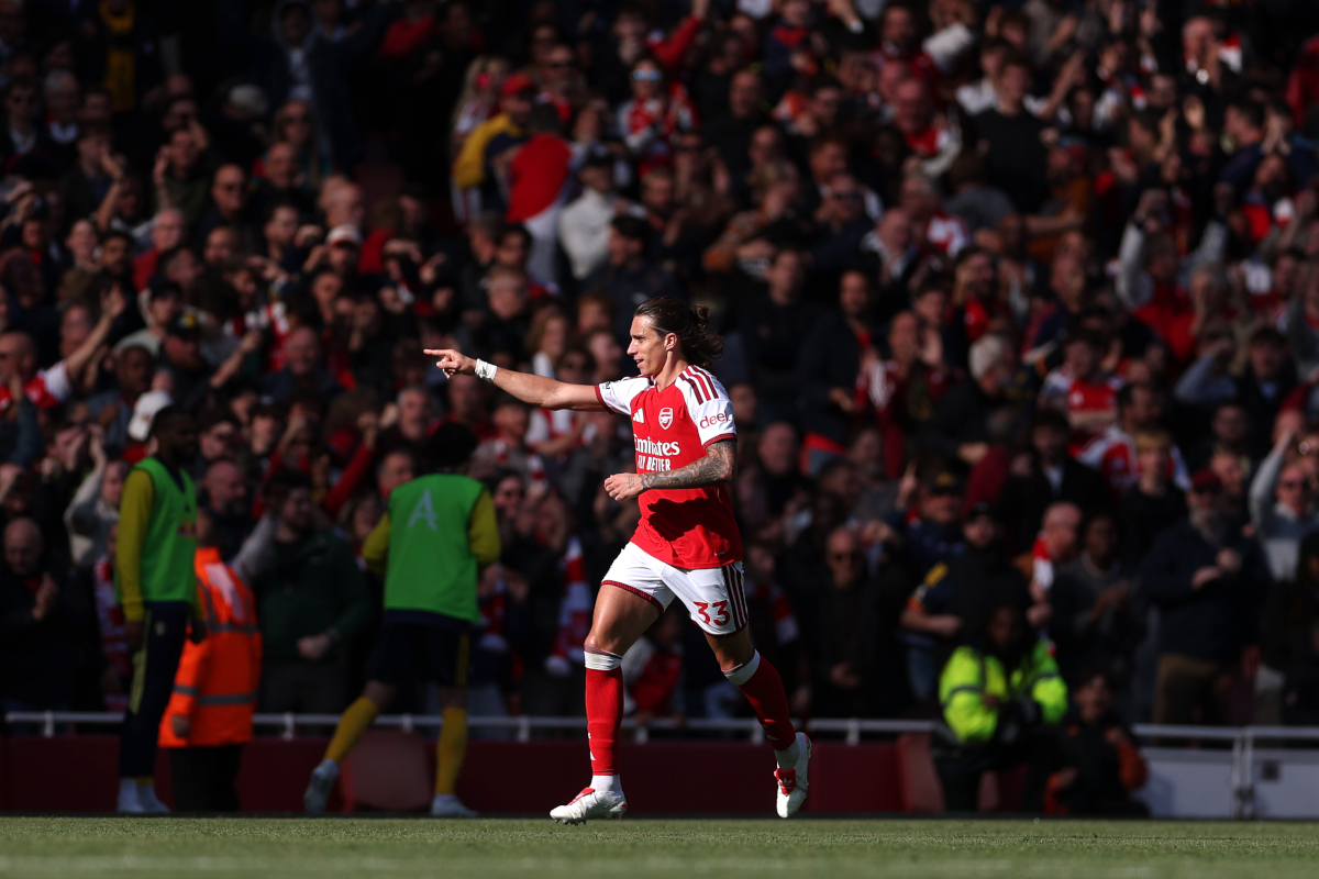 LONDRES, INGLATERRA - 10 DE OUTUBRO: Riccardo Calafiori do Arsenal comemora o primeiro gol de seu time durante a partida da Premier League 2026/27 entre Arsenal FC e Leeds United no Emirates Stadium em 10 de outubro de 2026 em Londres, Inglaterra. (Foto de Alex Pantling/Getty Images)