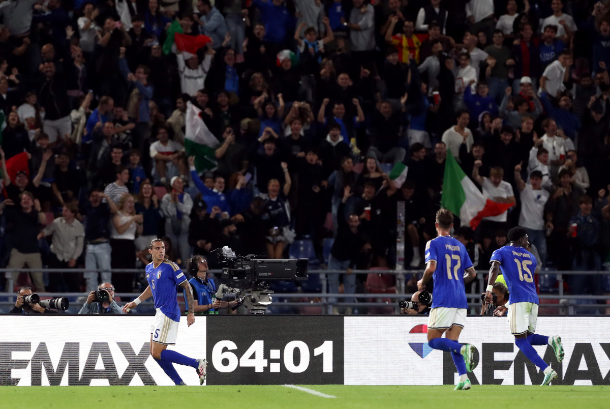BOLONHA - 05 DE OUTUBRO: Riccardo Calafiori da Itália comemora o segundo gol de seu time durante a partida da fase de grupos da UEFA Nations League 2026/27 entre Itália e Türkiye no Estádio Renato Dall'Ara em 05 de outubro de 2026 em Bolonha. (Foto de Marco Luzzani/Getty Images)