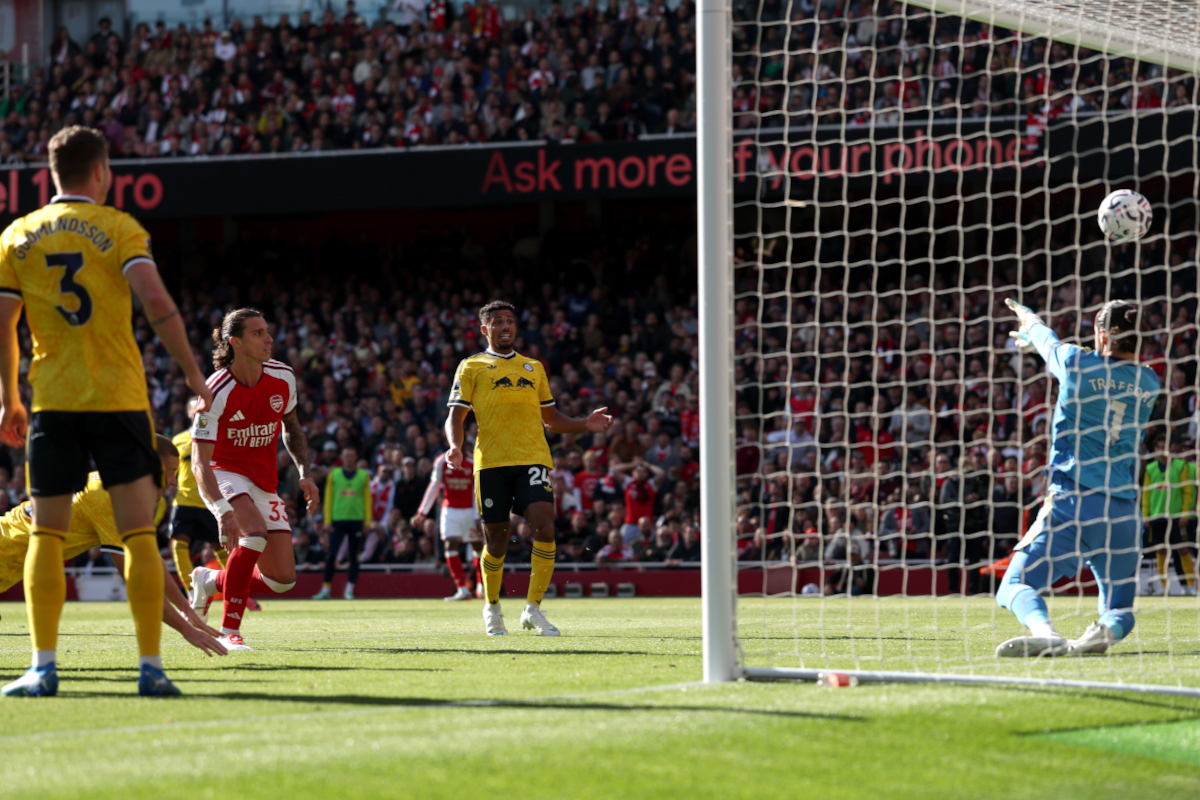 LONDRES, INGLATERRA - 10 DE OUTUBRO: Riccardo Calafiori do Arsenal marca o primeiro gol de seu time contra James Trafford do Leeds United durante a partida da Premier League 2026/27 entre Arsenal FC e Leeds United no Emirates Stadium em 10 de outubro de 2026 na Inglaterra. (Foto de Julian Finney/Getty Images)