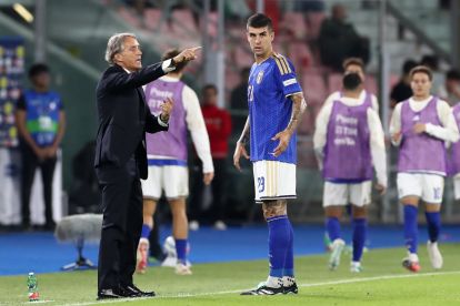 Roberto Mancini, allenatore dell'Italia, parla con Gianluca Mancini.