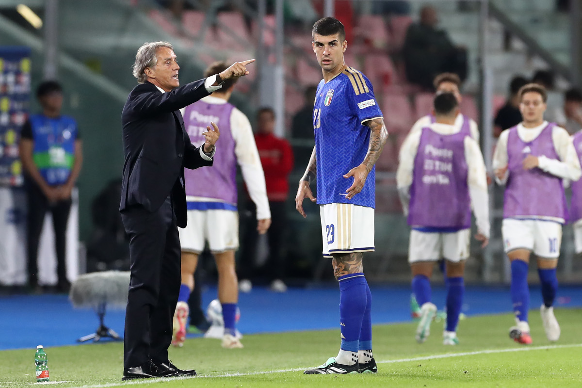 BOLONHA - 05 DE OUTUBRO: O técnico da Itália, Roberto Mancini, conversa com o italiano Gianluca Mancini durante a partida da fase de grupos da UEFA Nations League 2026/27 entre Itália e Türkiye no Estádio Renato Dall'Ara em 05 de outubro de 2026 em Bolonha. (Foto de Marco Luzzani/Getty Images)