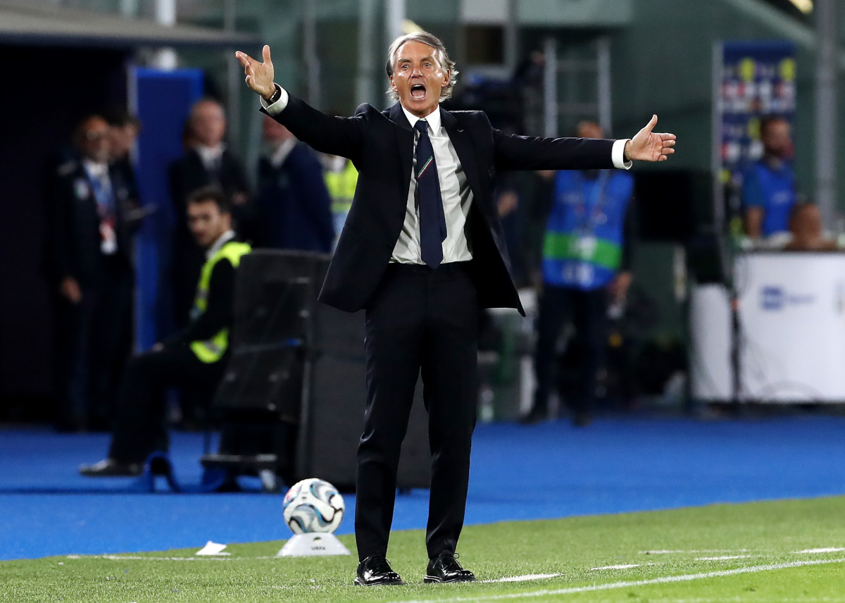 BOLONHA - 05 DE OUTUBRO: O técnico da Itália, Roberto Mancini, reage durante a partida da fase de grupos da Liga das Nações 2026/27 da UEFA entre Itália e Turquia, no Estádio Renato Dal Ara, em 5 de outubro de 2026, em Bolonha. (Foto de Marco Luzzani/Getty Images)