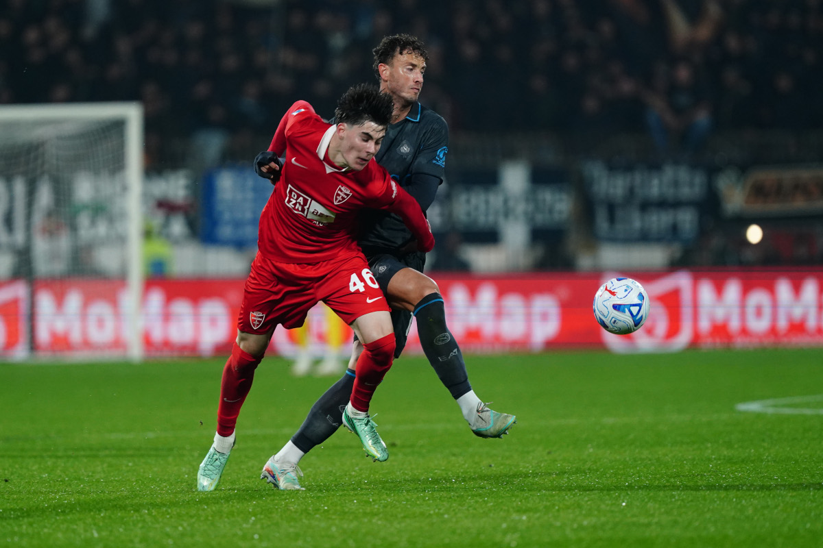 ITÁLIA - 28 DE OUTUBRO: Jay Robinson do AC Monza luta pela bola com Rahmani Amir do SSC Napoli durante a partida da Série A entre AC Monza e SSC Napoli no U-Power Stadium em 28 de outubro de 2026 em Monza, Itália. (Foto de Pier Marco Tacca/Getty Images)