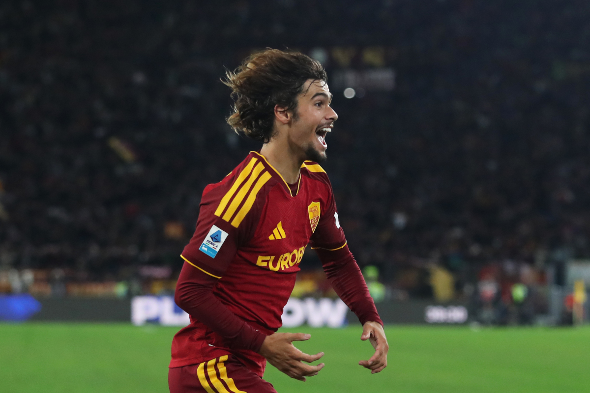 ROMA, ITÁLIA - 27 DE OUTUBRO: Rodrigo Mora da AS Roma comemora marcar o terceiro gol de seu time durante a partida da Série A entre AS Roma e Cagliari Calcio no Stadio Olimpico em 27 de outubro de 2026 em Roma, Itália. (Foto de Paolo Bruno/Getty Images)