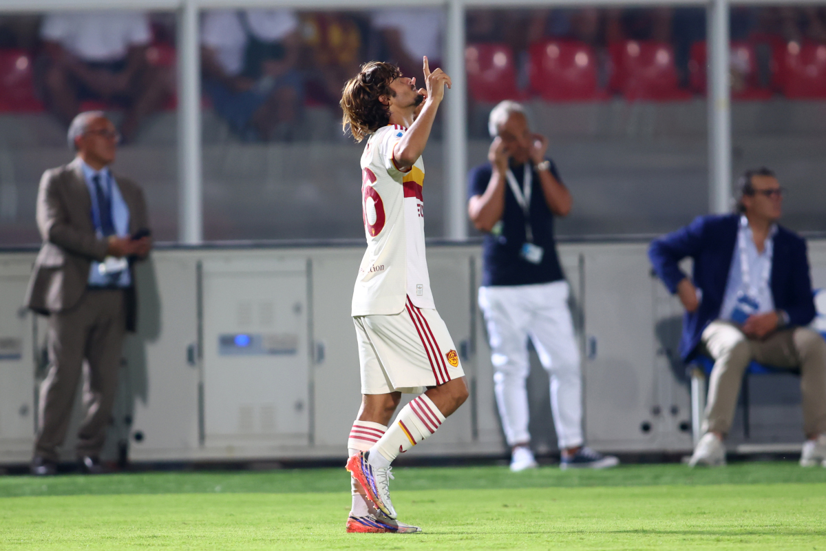 LECCE, ITÁLIA - 31 DE AGOSTO: Rodrigo Mora da AS Roma comemora o quarto gol de seu time durante a partida da Série A entre US Lecce e AS Roma no Stadio Via del Mare em 31 de agosto de 2026 em Lecce, Itália. (Foto de Maurício Lagana/Getty Images)