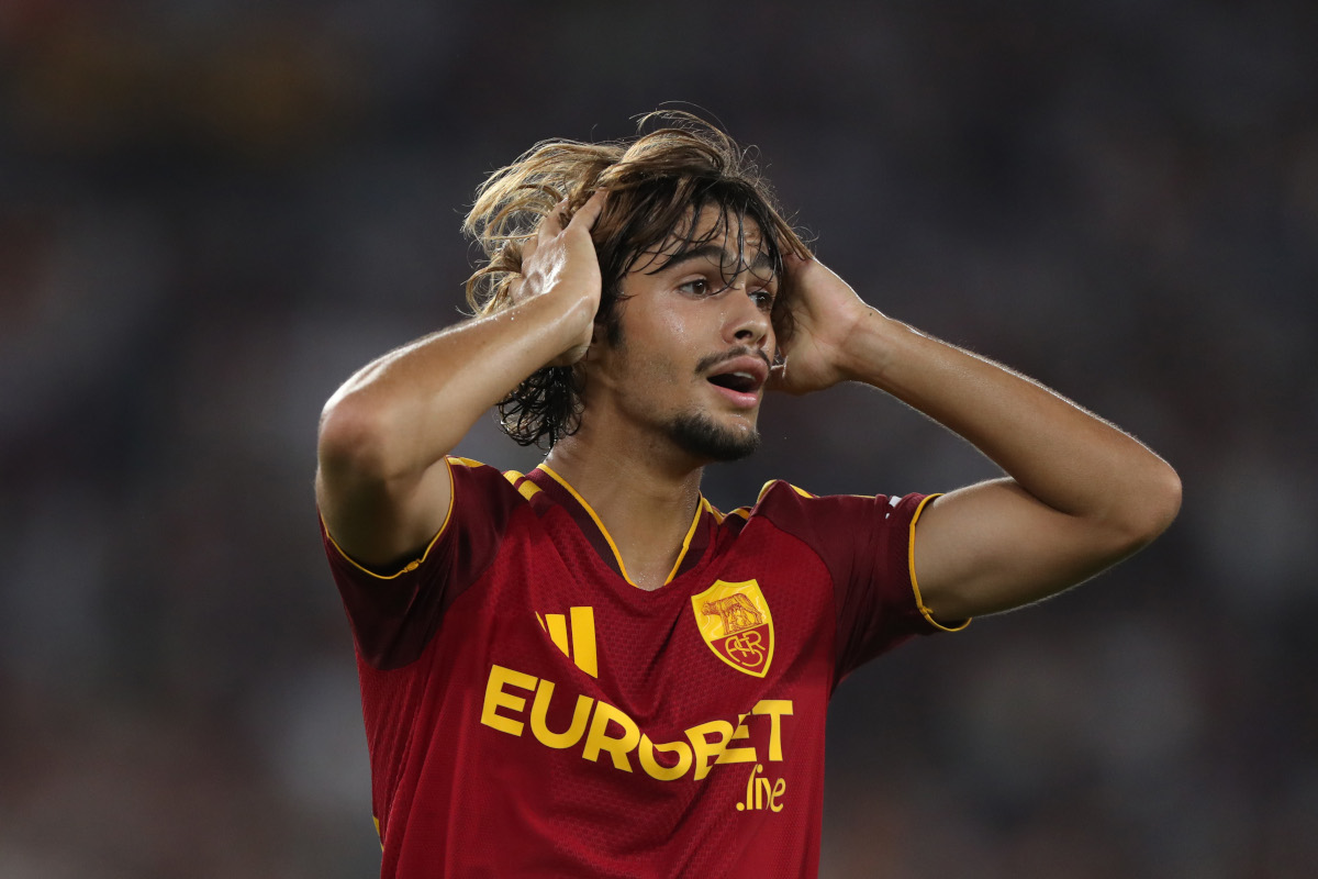ROMA, ITÁLIA - 24 DE AGOSTO: Rodrigo Mora Carvello da AS Roma reage durante a partida da Série A entre AS Roma e ACF Fiorentina no Stadio Olimpico em 24 de agosto de 2026 em Roma, Itália. (Foto de Paolo Bruno/Getty Images)