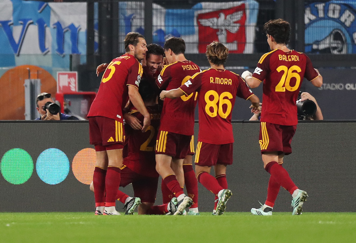 ROMA, ITÁLIA - 20 DE OUTUBRO: Mario Hermoso da AS Roma comemora marcar o primeiro gol de seu time com seus companheiros durante a partida MD3 da Liga dos Campeões da UEFA 2026/27 entre AS Roma e SK Slovan Bratislava no Stadio Olimpico em 20 de outubro de 2020 em Roma. (Foto de Paolo Bruno/Getty Images)