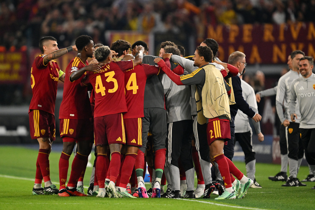 ROMA, ITÁLIA - 14 DE OUTUBRO: Martin de Roon da AS Roma comemora o primeiro gol de seu time com seus companheiros durante a partida MD2 da Fase MD2 da UEFA Champions League 2026/27 entre AS Roma e Real Madrid CF no Stadio Olimpico em 14 de outubro de 2026. (Foto de Tullio M. Puglia / Getty Images)