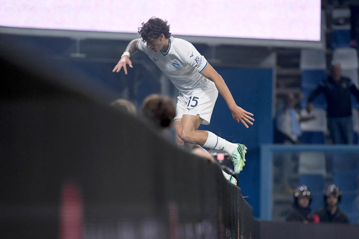 REGGIO NELL'EMILIA, ITÁLIA - 27 DE OUTUBRO: Romano Floriani Mussolini da SS Lazio comemora o terceiro gol de sua equipe durante a partida entre US Sassuolo e SS Lazio no Estádio Mapei - Citta' del Tricolore, Reia, Itália em 26 de outubro de 2020. (Foto de Marco Rossi - SS Lazio / Getty Images)