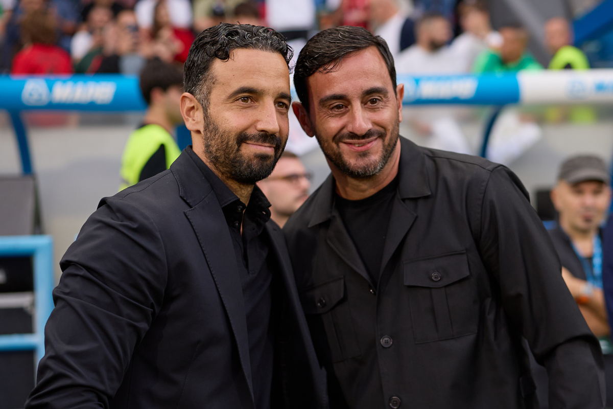 REGGIO NELL'EMILIA, ITÁLIA - 11 DE OUTUBRO: O técnico do AC Milan, Ruben Amorim, e o técnico Alberto Aquilani se parabenizam durante a partida da Série A entre US Sassuolo e AC Milan no Estádio Mapei, em Reccorio del Trigorio, em 201 de outubro de 2010. nell'Emilia, Itália. (Foto de Emmanuel Ciancaglini/Getty Images)