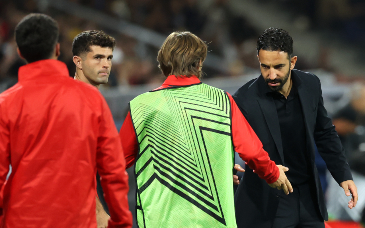 SALZBURG, AUSTRIA - OCTOBER 15: Ruben Amorim, Head Coach of AC Milan, interacts with his players warming up during the UEFA Europa League 2026/27 League Phase MD2 match between FC Salzburg and AC Milan at Stadion Salzburg on October 15, 2026 in Salzburg, Austria. (Photo by Jasmin Walter/Getty Images)