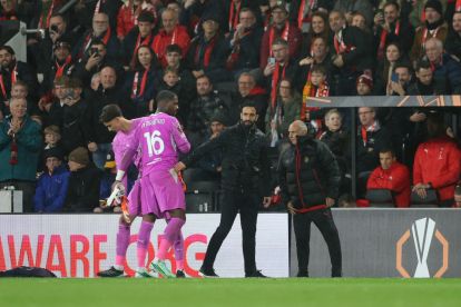 BOURNEMOUTH, ENGLAND - OCTOBER 22: Ruben Amorim, Head Coach of AC Milan, interacts with Mike Maignan after he receives a red card during the UEFA Europa League 2026/27 League Phase MD3 match between AFC Bournemouth and AC Milan at Bournemouth Stadium on October 22, 2026 in Bournemouth, England. (Photo by Michael Steele/Getty Images)