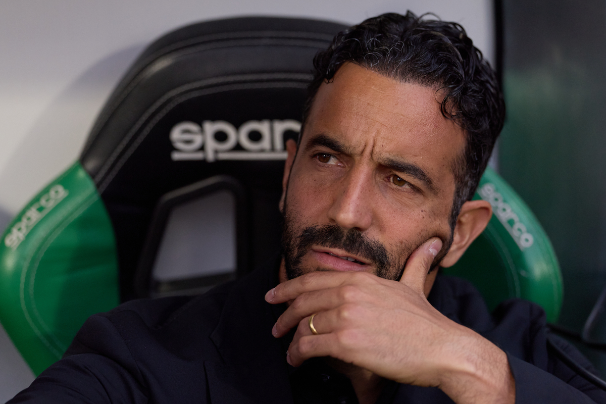 REGGIO NELL'EMILIA, ITÁLIA - 11 DE OUTUBRO: O técnico Ruben Amorim do AC Milan observa durante a partida da Série A entre US Sassuolo e AC Milan no Mapei Stadium - Citta 'del Tricolore em 11 de outubro de 2026 em Reggiaio Nelli, Itália. (Foto de Emmanuel Ciancaglini/Getty Images)
