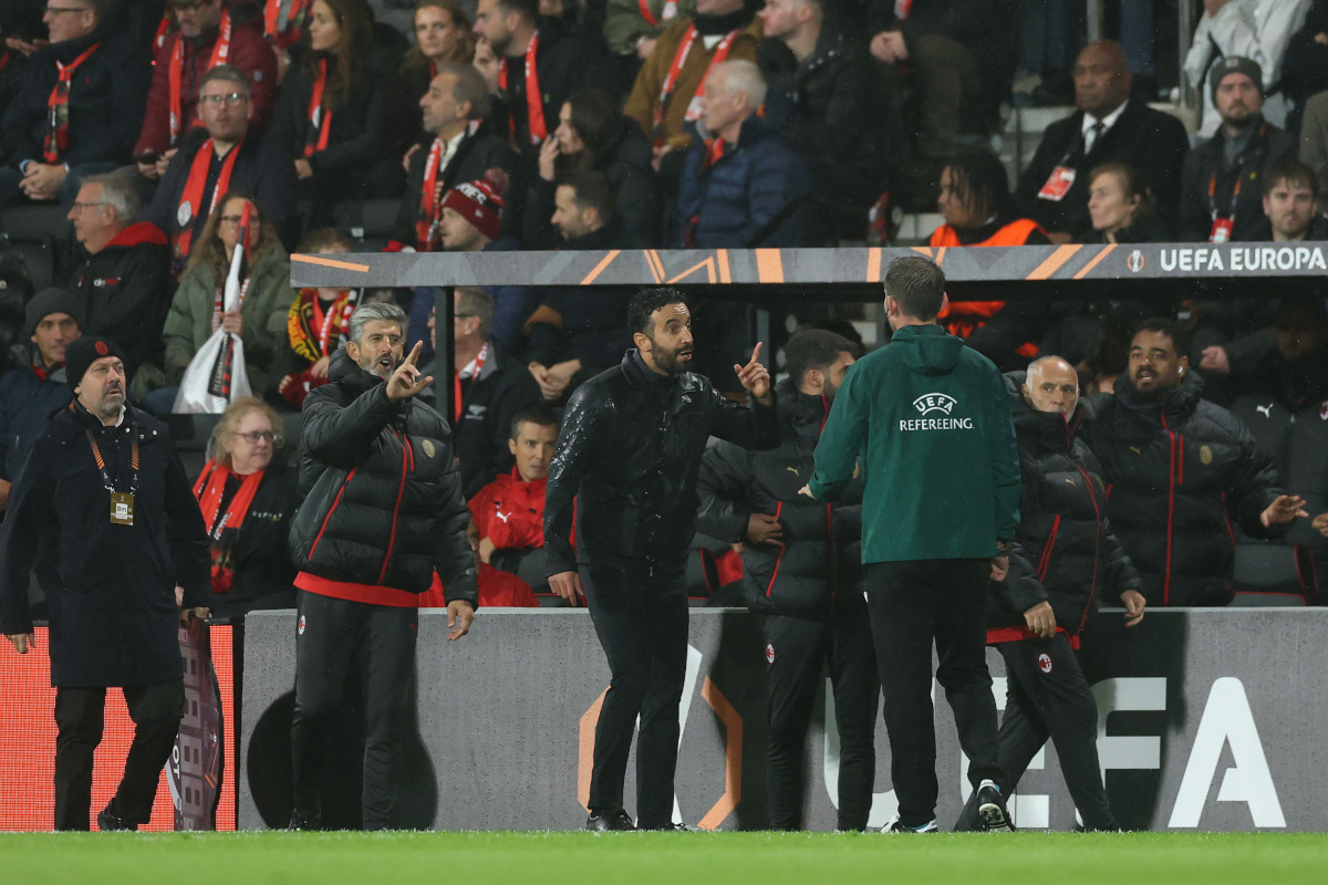 BOURNEMOUTH, INGLATERRA - 22 DE OUTUBRO: Ruben Amorim, técnico do AC Milan, fala com o quarto árbitro durante a partida MD3 da fase MD3 da UEFA Europa League 2026/27 entre AFC Bournemouth e AC Milan no estádio em 20 de outubro de 2020 em Bournemouth, Inglaterra. (Foto de Michael Steele/Getty Images)