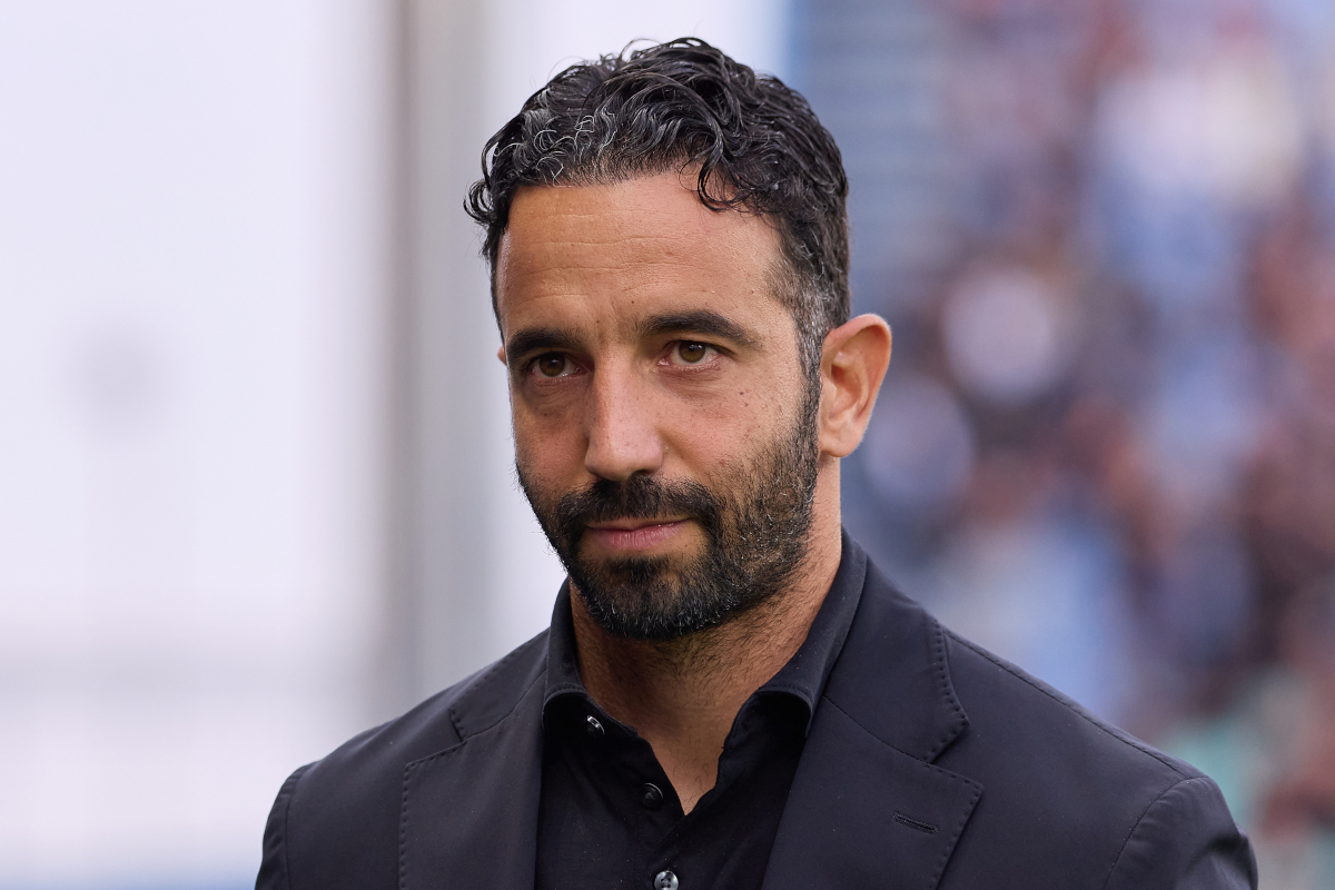 REGGIO NELL'EMILIA, ITÁLIA - 11 DE OUTUBRO: O técnico Ruben Amorim do AC Milan observa durante a partida da Série A entre US Sassuolo e AC Milan no Mapei Stadium - Citta 'del Tricolore em 11 de outubro de 2026 em Reggiaio Nelli, Itália. (Foto de Emmanuel Ciancaglini/Getty Images)