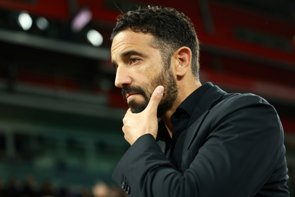 SALZBURGO, ÁUSTRIA - 15 DE OUTUBRO: Ruben Amorim, técnico do AC Milan, olha para o futuro durante a partida MT2 da UEFA Europa League 2026/27 League Stage entre FC Salzburg e AC Milan no Stadion Salzburg em 15 de outubro de 2026 em Salzburgo. (Foto de Jasmine Walter/Getty Images)