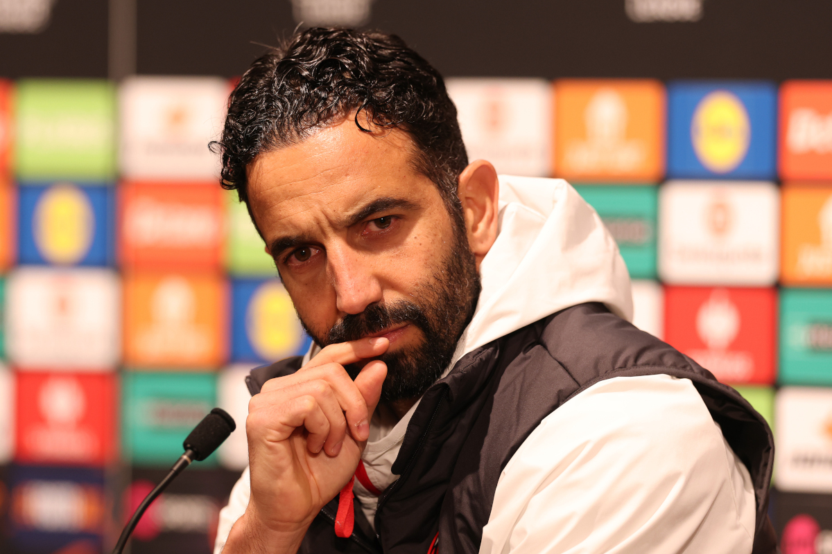 BOURNEMOUTH, INGLATERRA - 21 DE OUTUBRO: O técnico do AC Milan, Ruben Amorim, dirige-se à mídia durante uma coletiva de imprensa um dia antes da Fase MD3 da Liga Europa 2026/27 da UEFA Europa League no Vitality Stadium em 21 de outubro de 2026 em Bournemouth, Inglaterra. (Foto de Michael Steele/Getty Images)