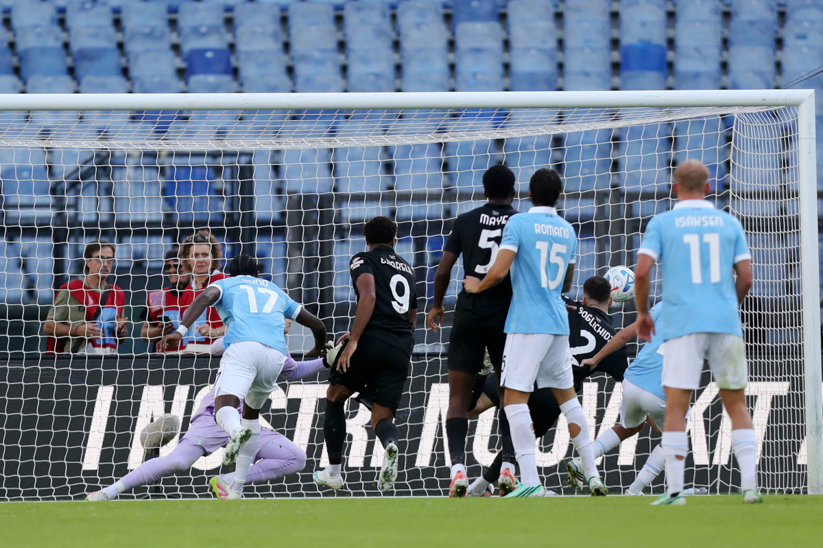 ROMA, ITÁLIA - 11 DE OUTUBRO: Saba Koglisitze do AC Monza marca o primeiro gol de seu time durante a partida da Série A entre SS Lazio e AC Monza no Stadio Olimpico em 11 de outubro de 2026 em Roma, Itália. (Foto de Paolo Bruno/Getty Images)