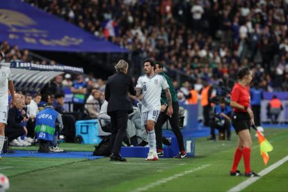 Sandro Tonali dell'Italia saluta l'allenatore Roberto Mancini dopo la sua sostituzione contro la Francia in Nations League MD3 (@azzurri)