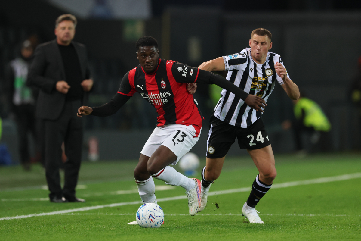 Udine, Itália - 25 de outubro: Sankhoun Diawara do Milan e Jakub Piotrowski da Udinese em ação durante a partida da Série A entre Udinese Calcio e AC Milan no Stadio Friuli em 25 de outubro de 2026 em Udine, Itália. (Foto: Timothy Rogers/Getty Images)