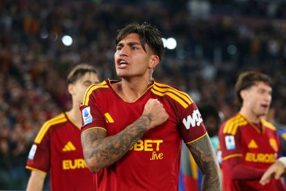 ROME, ITALY - OCTOBER 17: Santiago Castro of AS Roma celebrates scoring his team’s first goal during the Serie A match between AS Roma and Genoa CFC at Stadio Olimpico on October 17, 2026 in Rome, Italy. (Photo by Paolo Bruno/Getty Images)