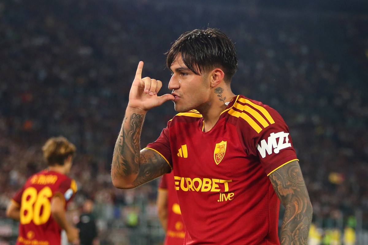 ROME, ITALY - OCTOBER 17: Santiago Castro of AS Roma celebrates scoring his team’s first goal during the Serie A match between AS Roma and Genoa CFC at Stadio Olimpico on October 17, 2026 in Rome, Italy. (Photo by Paolo Bruno/Getty Images)