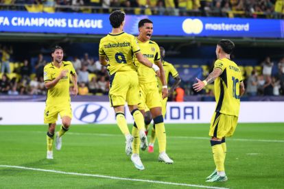 VILLARREAL, SPAIN - OCTOBER 13: Santiago Mourino of Villarreal CF celebrates scoring his team’s second goal with teammate Georges Mikautadze during the UEFA Champions League 2026/27 League Phase MD2 match between Villarreal CF and SSC Napoli at Estadio de la Ceramica on October 13, 2026 in Villarreal, Spain. (Photo by David Ramos/Getty Images)
