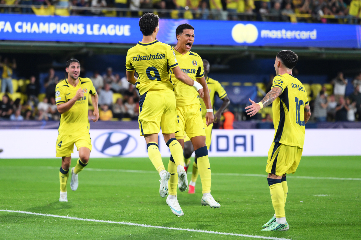 VILLARIAL, ESPANHA - 13 DE OUTUBRO: Santiago Mourinho do Villarreal CF com o companheiro de equipe Georges durante a partida MD2 da UEFA Champions League 2026/27 League Stage em Estamadioica Napoli, Estamadioica Napoli em 2 de outubro de 2020 em Estamadioica Napoli em 2 de outubro de 2020 em Estamadioica Napoli. Comemorando o segundo gol de seu time com Mikudadze. Villarreal, Espanha. (Foto de David Ramos/Getty Images)
