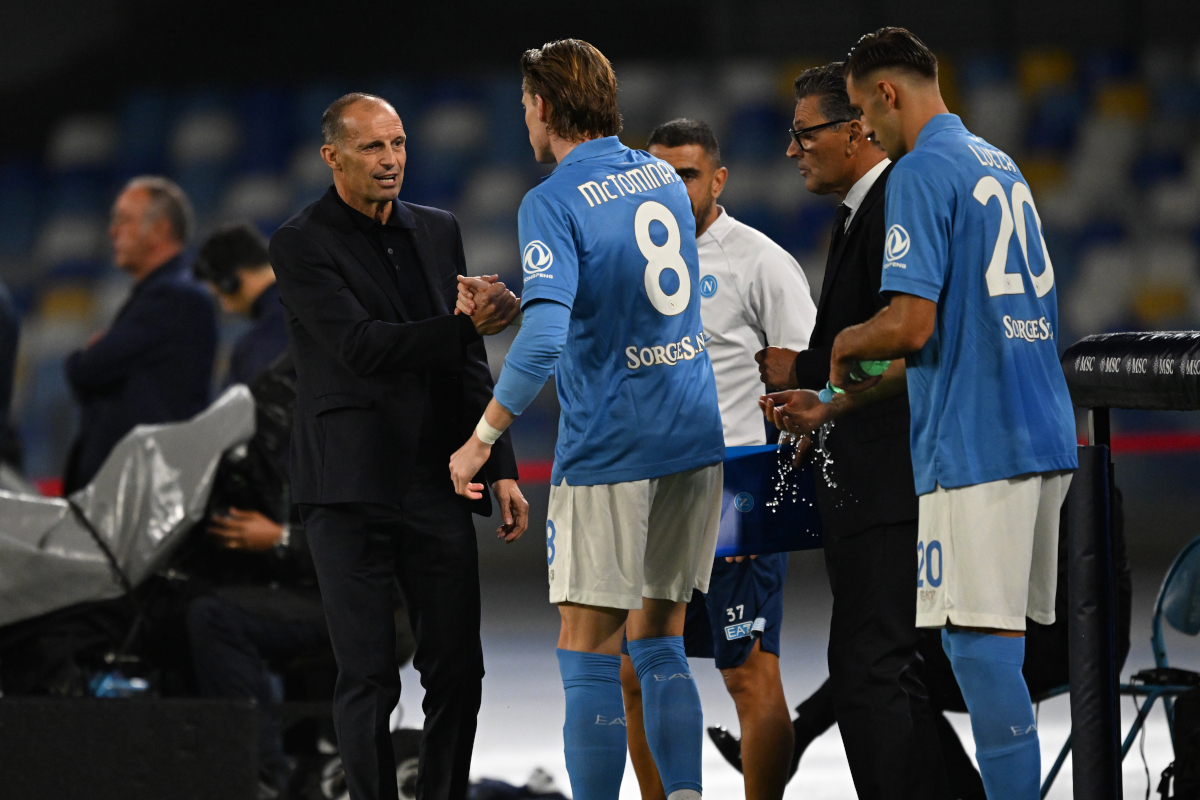 NÁPOLES, ITÁLIA - 10 DE OUTUBRO: Scott McTominay do SSC Napoli interage com o gerente do SSC Napoli, Massimiliano Allegri. (Foto: Francesco Pecoraro/Getty Images)