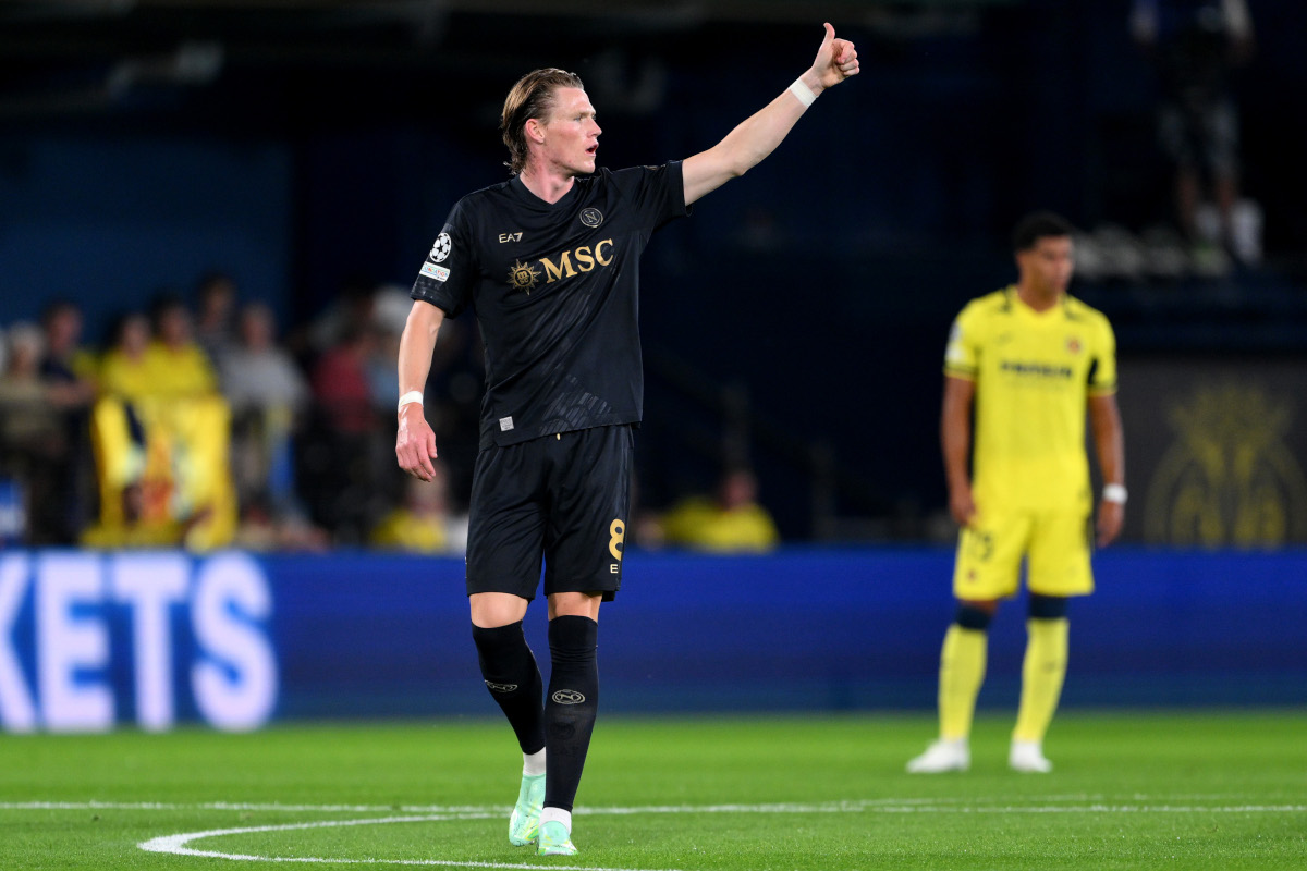 VILLARRIEL, ESPANHA - 13 DE OUTUBRO: Scott McTominay do SSC Napoli comemora com o companheiro de equipe Amir Rahmani (não na foto) marcando o primeiro gol de seu time durante a partida MD2 da UEFA Champions League 2026/27 League Stage entre Villarreal CF e SSC Napoli no Estadioica Napoli em 2 de outubro de 2020 no Estamadioica Napoli. Villarreal, Espanha. (Foto de David Ramos/Getty Images)