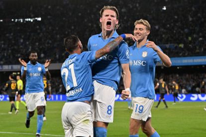 NAPLES, ITALY - OCTOBER 24: Scott McTominay of SSC Napoli celebrates with Matteo Politano of SSC Napoli after scoring his team's second goal during the Serie A match between SSC Napoli and AS Roma at Stadio Diego Armando Maradona on October 24, 2026 in Naples, Italy. (Photo by Francesco Pecoraro/Getty Images)
