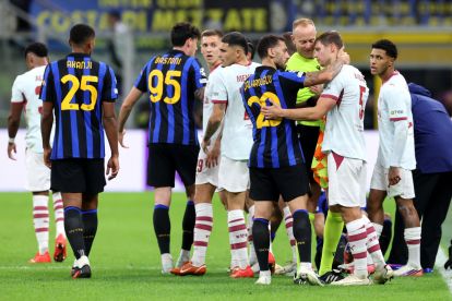 MILAN, ITALY - OCTOBER 21: Hakan Calhanoglu of FC Internazionale Milano interacts with Valeriy Bondar of FC Shakhtar Donetsk during the UEFA Champions League 2026/27 League Phase MD3 match between FC Internazionale Milano and FC Shakhtar Donetsk at Stadio San Siro on October 21, 2026 in Milan, Italy. (Photo by Claudio Villa/Getty Images)
