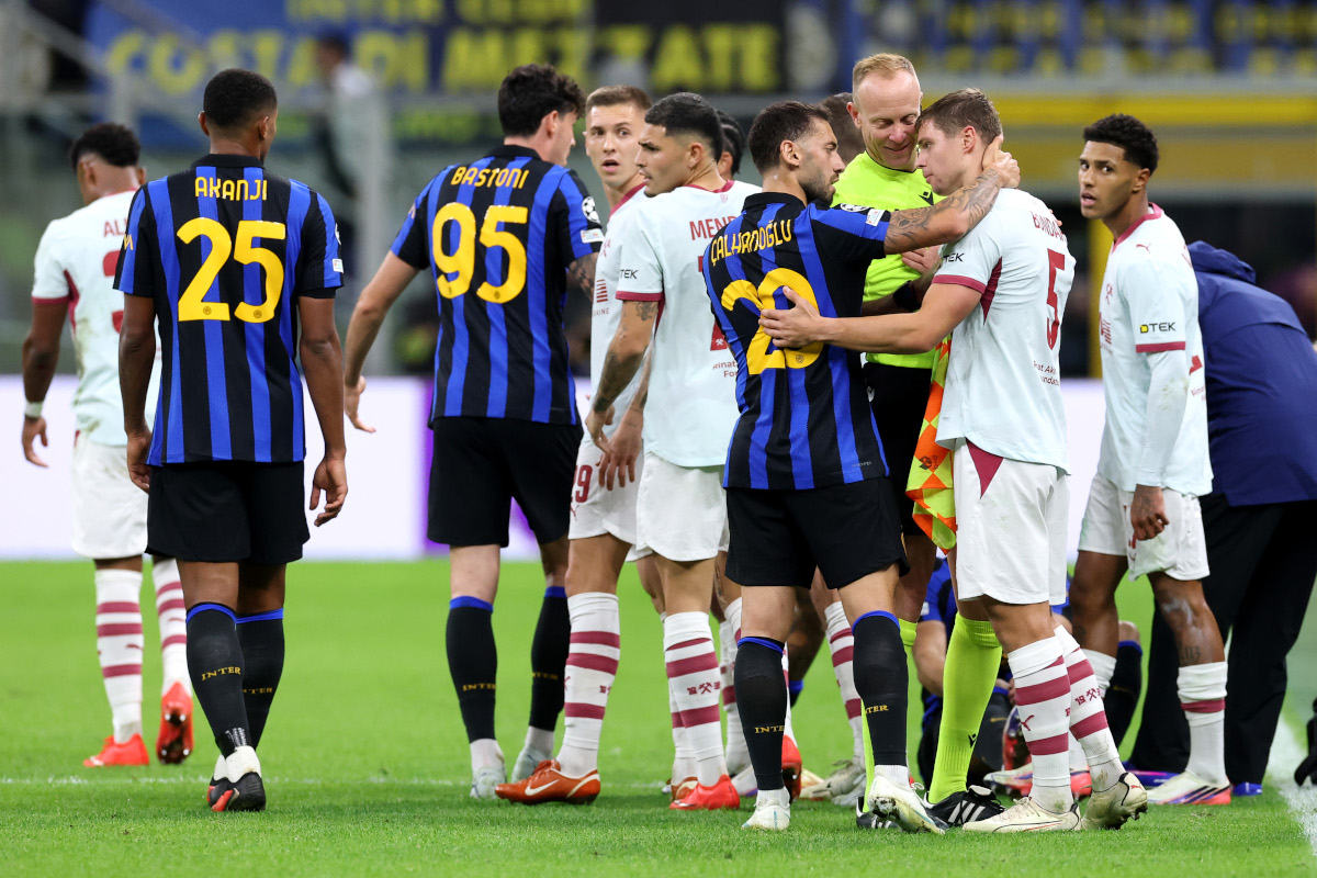 MILÃO, ITÁLIA - 21 DE OUTUBRO: Hakan Calhanoglu do FC Internazionale Milan com Valeri Bondar do FC Internazionale Milan durante a partida MT3 da UEFA Champions League 2026/27 League Stage entre FC Internazionale Milano e FC Internazionale Milan, FC Internazionale Milano e FC Internazionale CYCRO20 CYCRO20 CYCRO20 outubro 2 de outubro 2 Entre em contato com o Shakhtar Donetsk. Milão, Itália. (Foto de Cláudio Villa/Getty Images)