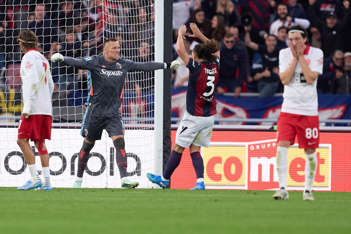 ITÁLIA - 31 DE OUTUBRO: Lukas Skorupski do Bologna FC reage com o Arthur Theatre depois de defender um pênalti durante a partida da Série A entre Bologna FC e AC Monza no Estádio Renato Dall'Ara em 31 de outubro de 2026 na Itália. (Foto de Emmanuel Ciancaglini/Getty Images)
