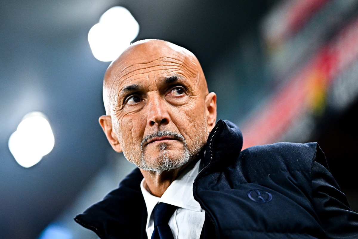 GÊNOVA, ITÁLIA - 28 DE OUTUBRO: O técnico Luciano Spalletti da Juventus observa antes do início da partida da Série A entre Genoa CFC e Juventus FC no Stadio Luigi Ferraris em 28 de outubro de 2026 em Gênova, Itália. (Foto de Simone Arveda/Getty Images)