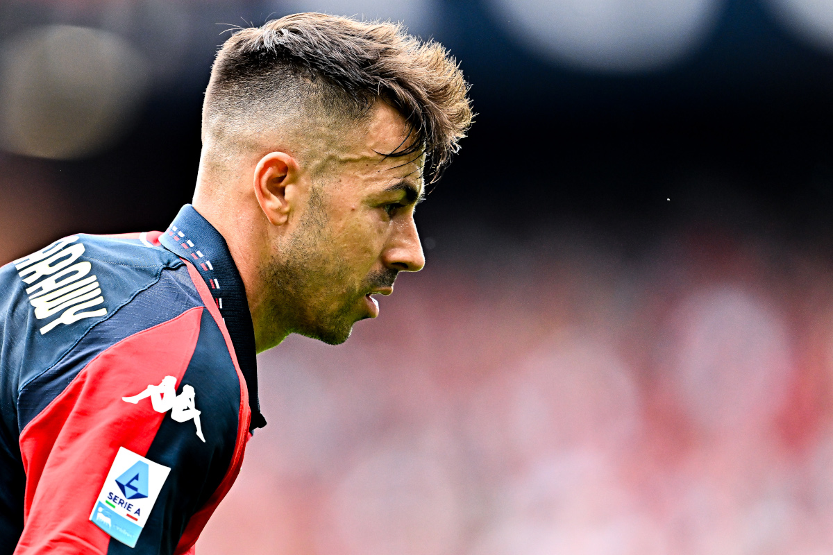 GÊNOVA, ITÁLIA - 10 DE OUTUBRO: Stefan El Shaarawy de Gênova observa durante a partida da Série A entre Genoa CFC e ACF Fiorentina no Stadio Luigi Ferraris em 10 de outubro de 2026 em Gênova, Itália. (Foto de Simone Arveda/Getty Images)