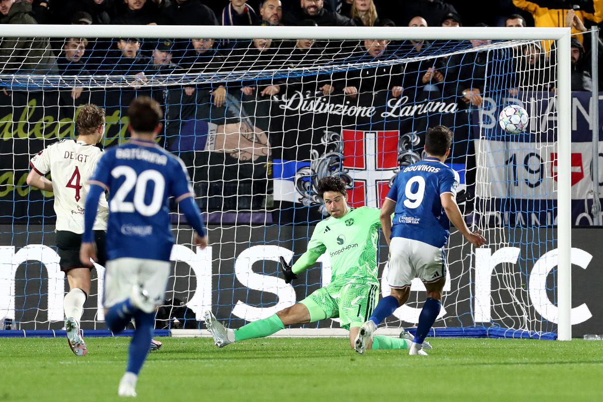 ITÁLIA - 21 DE OUTUBRO: Tasos Duvicas do Como 1907 marca o segundo gol de seu time durante a partida MT3 da UEFA Champions League 2026/27 League Stage entre Como 1907 e Manchester United no Estádio Giuseppe Sinaglia em 26 de outubro de 2026. (Foto de Marco Luzani / Getty Images)