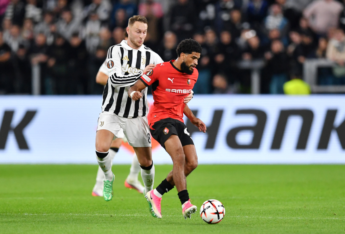 TURIN, ITALY - OCTOBER 22: Mahdi Camara of Stade Rennais FC is challenged by Teun Koopmeiners of Juventus during the UEFA Europa League 2026/27 League Phase MD3 match between Juventus and Stade Rennais FC at Juventus Stadium on October 22, 2026 in Turin, Italy. (Photo by Valerio Pennicino/Getty Images)