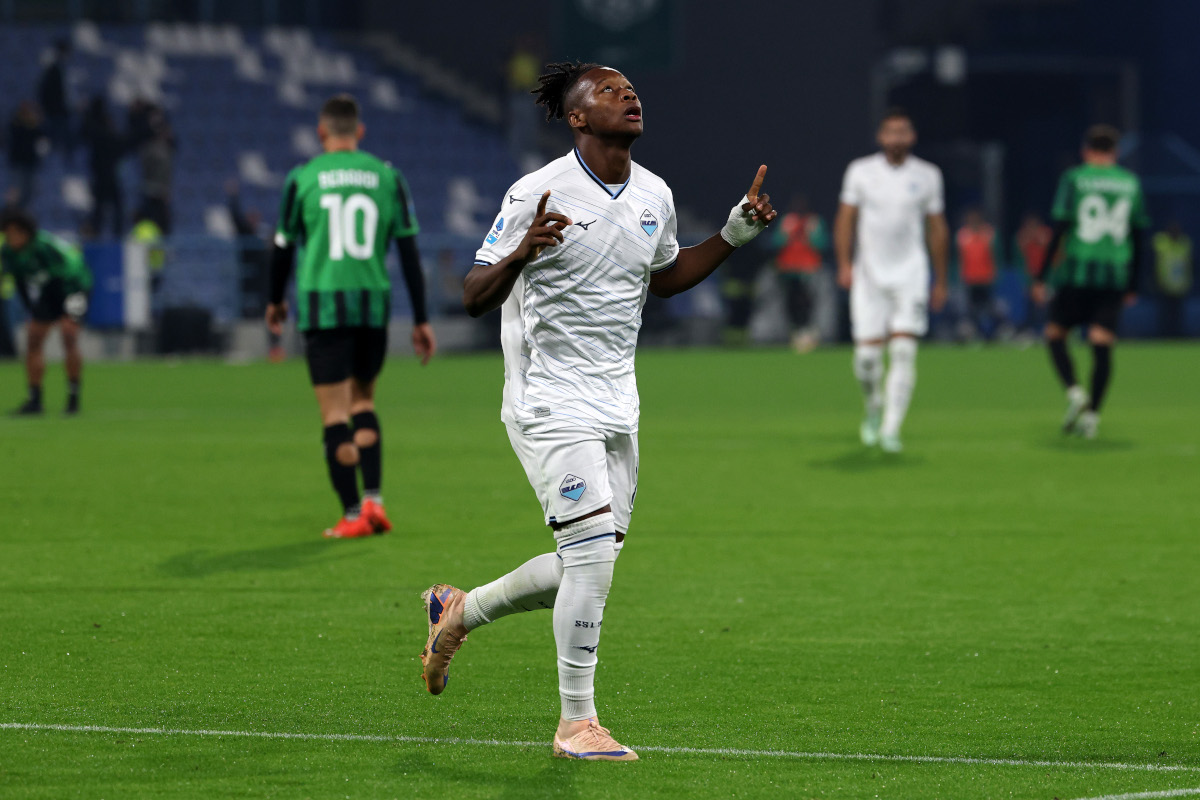 REGGIO NELL'EMILIA, ITÁLIA - 27 DE OUTUBRO: Tijjani Noslin da SS Lazio comemora marcar o quinto gol de seu time durante a partida da Série A entre US Sassuolo e SS Lazio no Estádio Mapei - Citta' del Tricolore, Reia, Itália em 26 de outubro de 2020. (Foto de Emmanuel Ciancaglini/Getty Images)
