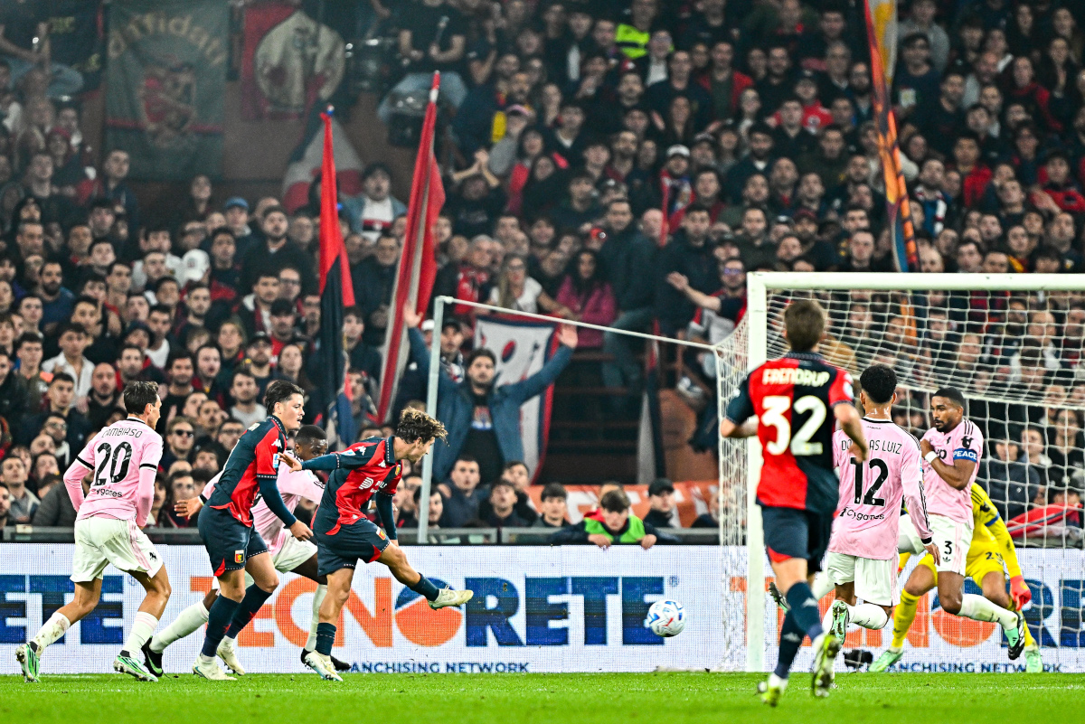 ITÁLIA - 28 DE OUTUBRO: Tommaso Baldanzi do Gênova (4º da esquerda) marca durante a partida da Série A entre Gênova CFC e Juventus FC no Stadio Luigi Ferraris em 28 de outubro de 2026 na Itália. (Foto de Simone Arveda/Getty Images)