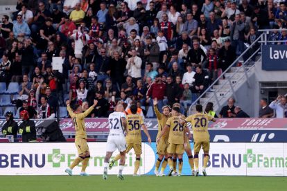 BOLOGNA, ITALY - OCTOBER 17: Tommaso Pobega of Bologna FC 1909 celebrates with teammates after scoring his team’s first goal during the Serie A match between Bologna FC and FC Internazionale at Stadio Renato Dall'Ara on October 17, 2026 in Bologna, Italy. (Photo by Emmanuele Ciancaglini/Getty Images)
